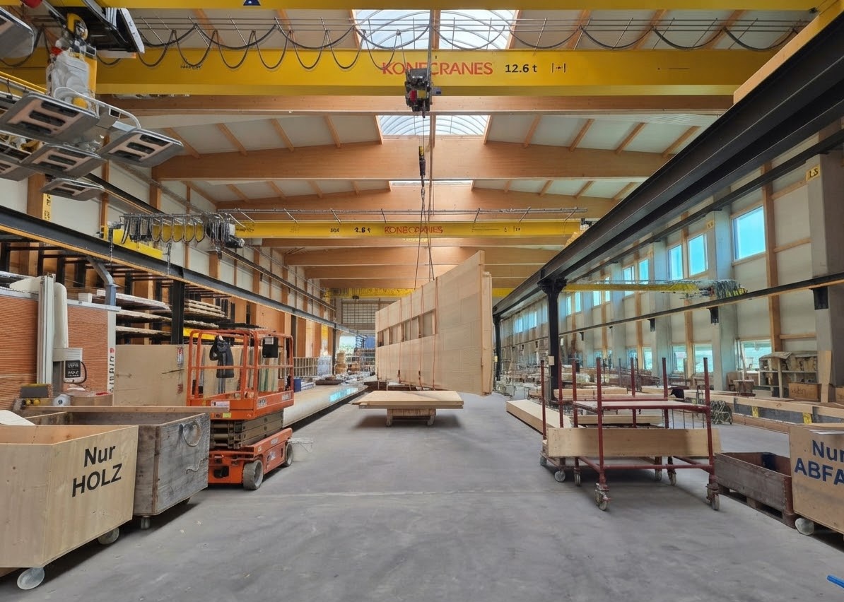 Fertigungshalle im Holzbau mit Wandelementen am Kran